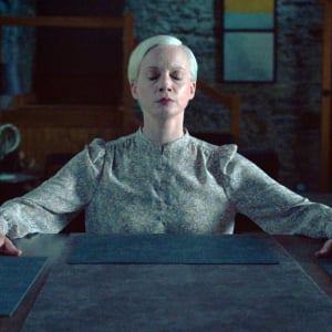 霊媒師が主人公のアイルランド発ホラー『Oddity(原題)』11月公開　邦題を“霊視”で決定する異色の試写会開催［ホラー通信］
