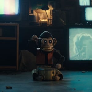 “動かない人形”だから厄介だ。　『THE MONKEY／ザ・モンキー』周囲で人が死にまくる“猿のおもちゃ”が怖すぎる
