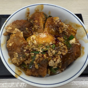 「赤辛カツ丼」と同時発売　「かつや」の期間限定新メニュー「カレーカツ丼」を食べてみた