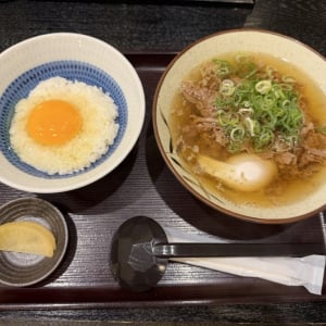 【大阪グルメ】「肉吸い」発祥の店の本店が大行列であきらめた人に……なんばグランド花月の「千とせべっかん」