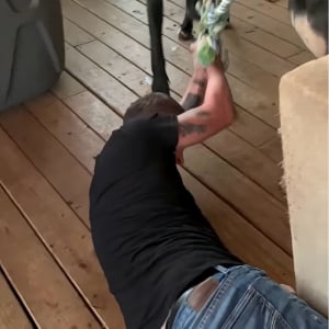 「庭に行こ！」ロープを掴むパパさんを愛犬たちがヨイショ、ヨイショと力いっぱい引っ張り誘導！！【アメリカ・動画】