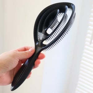 リファの「頭皮まで風を届けるブラシ」でいつものドライヤーでも早く・きれいに乾かせるようになった