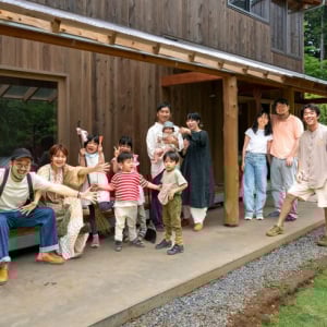 不動産のプロが「家賃を入居者が決める」賃貸をつくった！ 里山で始めたお金に縛られない暮らし、長屋の入居者3組にも話を聞いた　「虫村（バグソン）」神奈川県相模原市・藤野