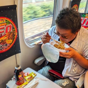 新幹線で焼きそばU.F.O.を食べて濃厚ソースの匂いをリセッシュする謎ツアーに潜入