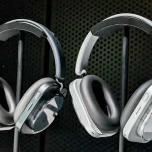 Nothing初のオーバーイヤーヘッドホン「Nothing Headphone (1)」が8月28日発売へ 透明デザインで物理キー操作に特化したユニークなヘッドホン
