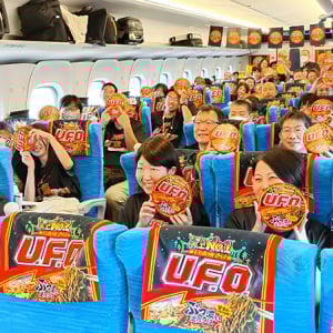 東海道新幹線の日常がぶっ濃い理不尽！ 日清焼そば U.F.O. ソースエクスプレス　285km/h 高速列車内が極うま香りと笑いの爆盛に　超絶非日常２時間半　JTB 日清 JR東海