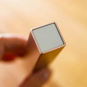 すべてのリップケースがこれになってほしい！「小さなミラー」で外での塗り直しが超ラクになった