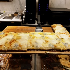 銀座のスタバでは本格的なピザを焼いているよ！ いろんなピザが食べられるよ