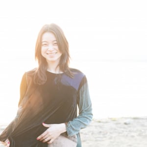 片平里菜、平和を伝える新曲「夏の祈りのなかで」リリース