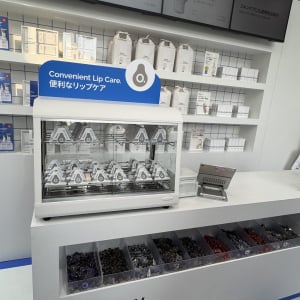 「The Ordinary(オーディナリー)」のコンビニ風ポップアップストアがイカす！　おにぎりリップバームや“お米”の販売も