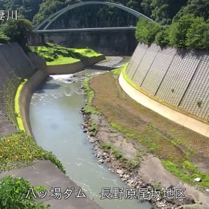 ダムの設備カメラが襲撃される / いま現在も襲撃者は逃亡中→ その者の姿がカメラで撮られていた