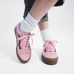 Vansの定番スニーカー「オールドスクール」がリボンでかわいく進化。原宿店などでカスタムイベントも開催