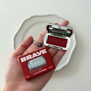 ミニサイズ「BRAYE」リップ＆チークがかわいい！全8色をイエベ・ブルべ別レビュー。セブンで先行販売中だよ