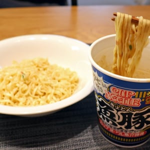 話題の新作『カップヌードル 魚豚』をつけ麺にトランスフォーム！ →試してみた結果「あっぱれあげてください」