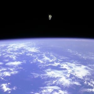 この宇宙飛行士の写真が怖いってなぜ？引きで見ればわかる！本当に恐怖を感じる宇宙遊泳の写真！