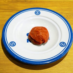 【大阪万博】くら寿司で1粒320円の梅干しを食べた結果→ ぎょえーーーっっ!!