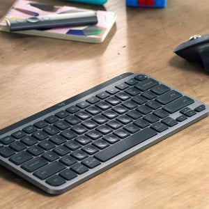 デスクが狭くてイライラ…。ロジクールのキーボードで快適作業スペース手に入れよう