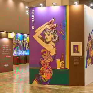 漫画家・荒木飛呂彦描き下ろし“洋装の美人画”登場！ 「五感で味わう、ヱビスの美人画展」が東京・大阪で開催