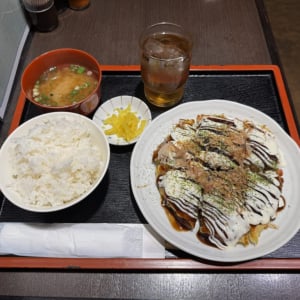 JR新大阪駅の地下にある「昭和からタイムスリップしてきたかのような喫茶店」のお好み焼き定食