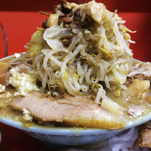 二郎系ラーメン屋に「セーラームーンのコスプレをして行った大食い女子・飯友らん子ちゃん」の動画が200万再生突破