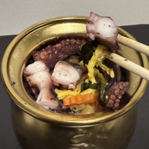 金ピカ容器でタコが2倍！　淡路屋の「阪神タイガースリーグ優勝記念ひっぱりだこ飯」を食べてみた