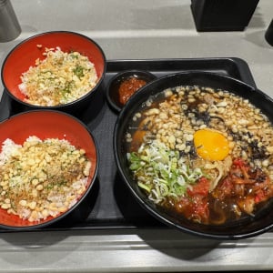 料理人・鳥羽周作シェフが監修した富士そばの「月見うま肉そば・うまたぬきめしセット」を食べた結果