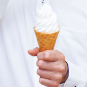 確かに会社でアイス食ってると「あいつアイス食ってんなー」って思われそうだけどシェイクなら思われないよな！ 不思議