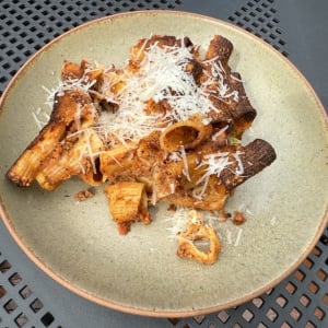 【万博グルメ】うさぎ肉のスパゲッティでおなじみ　マルタのパビリオンで「IMQARRUN(伝統的なマルタの焼きマカロニ)」を食べてみた