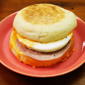 夜に食べたのに「朝に食べた気分」になった件 / セブンイレブンのソーセージエッグマフィン