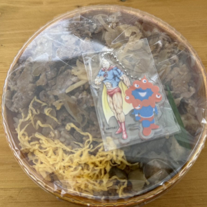 【万博グルメ番外編】キン肉マンとミャクミャクが夢のコラボ！？　まねき食品「超人タッグ弁当 ―但馬牛牛めし―」