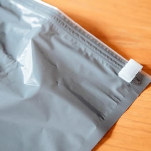 無印良品の「グレーな収納袋」。小さいスーツケースで旅行に行くときの救世主でした