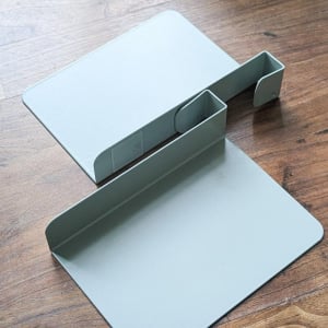 IKEAでワンコインの「タダモノじゃないブックエンド」でデスクがスッキリ！収納にも活躍してるよ