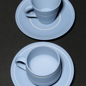 JW Anderson＆ Wedgwood、未発表のルーシー・リーのデザインをフィーチャーした限定コレクションが発売