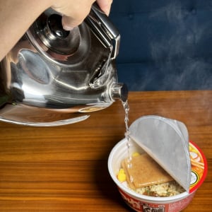 日本推しラトビア人・アルトゥルさんの母親が日本を勘違いする / 赤いきつね→ それ食べて大丈夫な生き物？ 捕まらない？