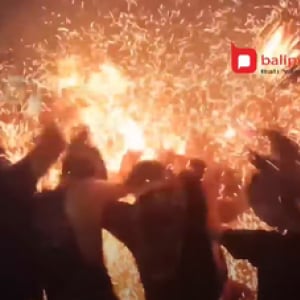 燃えるココナッツの殻で殴り合う？火の合戦「シアット・ゲニ」