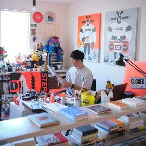 湘南の2DKメゾネット賃貸を超カッコよく住みこなす。移住で人生に変化、会社員とアーティストの”二足のわらじ”実現する茶薗彰吾さんのアトリエ兼自宅