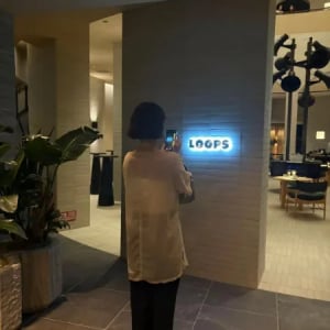 美術館みたな空間がおしゃれすぎ…。話題のニュウマン高輪のカフェ「LOOPS」の混雑状況や注目メニューを紹介