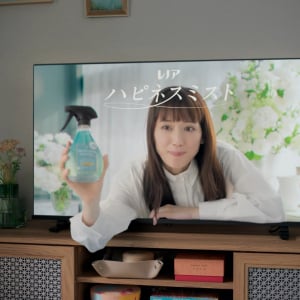綾瀬はるか、テレビから飛び出して“ハピネシュ”！ 「ハピネスミスト」CMで5つ星ホテルの香りを体感