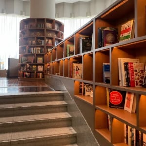知っておきたい東京のおしゃれ読書スポット。天王洲アイル「The Library Lounge」は飲み物&amp;軽食も楽しめる