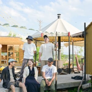 ”移住者の孤立”を救った「遊具ナシ・焚火OKの小さな広場」。土ならしから手作りした「みよたの広場」が素敵すぎた　長野・御代田町