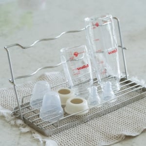 哺乳瓶から水筒まで長く使える！スポンジまで立てられる多機能水切りスタンドが登場