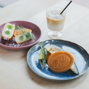 【岡山県岡山市】「平子雄一展 ORIGIN」開催記念！QINOCO RSKと白十字とのコラボワッフルサンドを発売