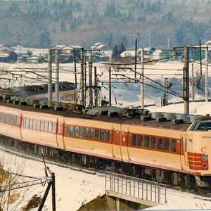 NewDays 荻野屋 峠の釜めし風おにぎり　330円で信越線 横川～軽井沢の碓氷峠越え駅弁を体感できるシアワセ♪　40年前の特急 あさま そよかぜ 189系489系時代を想いながら