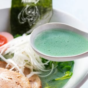 ブルーグリーンのとんこつスープ！？　初音ミクと一風堂のコラボラーメン11月1日より発売