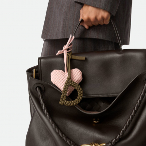 ボッテガ・ヴェネタにアルファベット チャームが登場