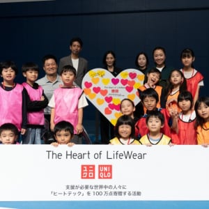 世界の難民らに暖かいヒートテックを！国枝慎吾、奈良くるみが子どもたちと交流＆海外の現状を学習