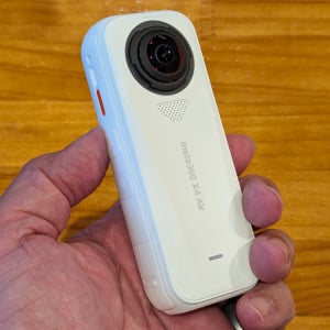 シリーズ最軽量165gの360°アクションカメラ「Insta 360 X4 Air」を発売