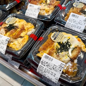 西友の「三元豚ロースかつ重」は税込299円で激安すぎ大横転! でも、ちゃんとウマいんだろうな……?