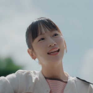 川栄李奈、初のギター弾き語りで“母の葛藤”を歌うマルハニチロ新CMが公開