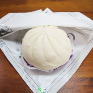 ファミマの「背脂ニンニク月見まん」を食べてこう思った